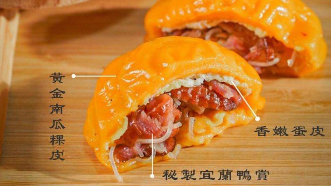 紅亀粿融合宜蘭在地特色,加入「鴨賞」。(圖/翻攝自小食粑rice mini cake臉書)