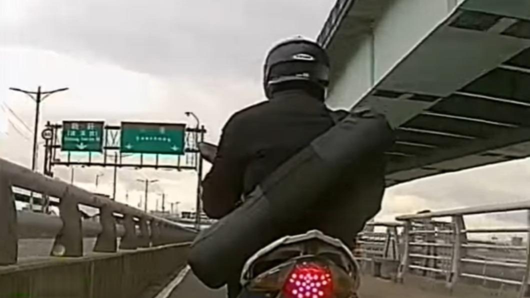 原PO認為，機車騎士聽到喇叭聲後應減速靠邊。（圖／翻攝自爆廢公社二館臉書）