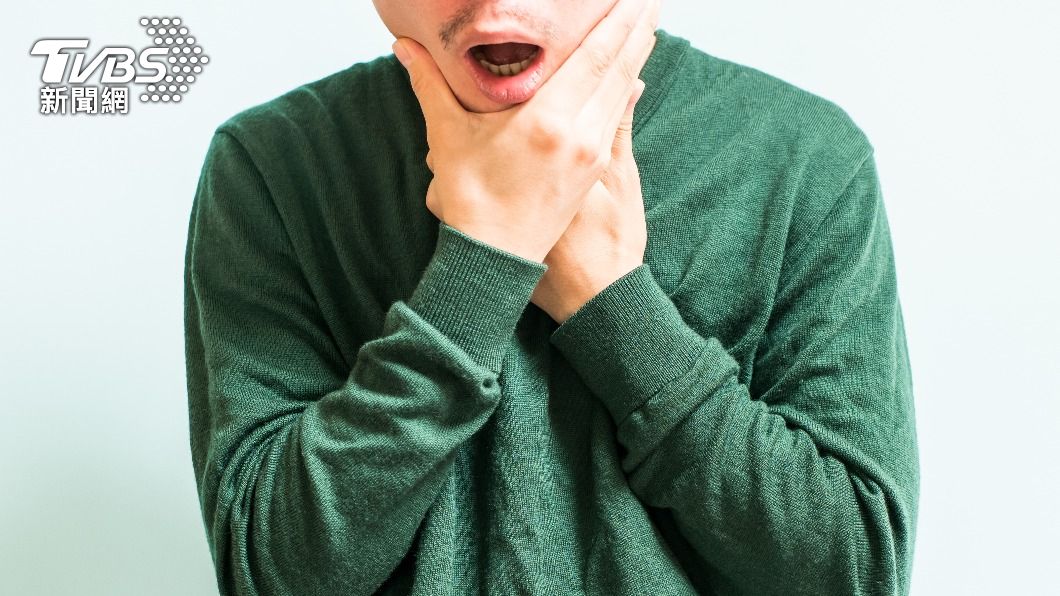 少年高燒不退。(示意圖,非當事人/shutterstock達志影像