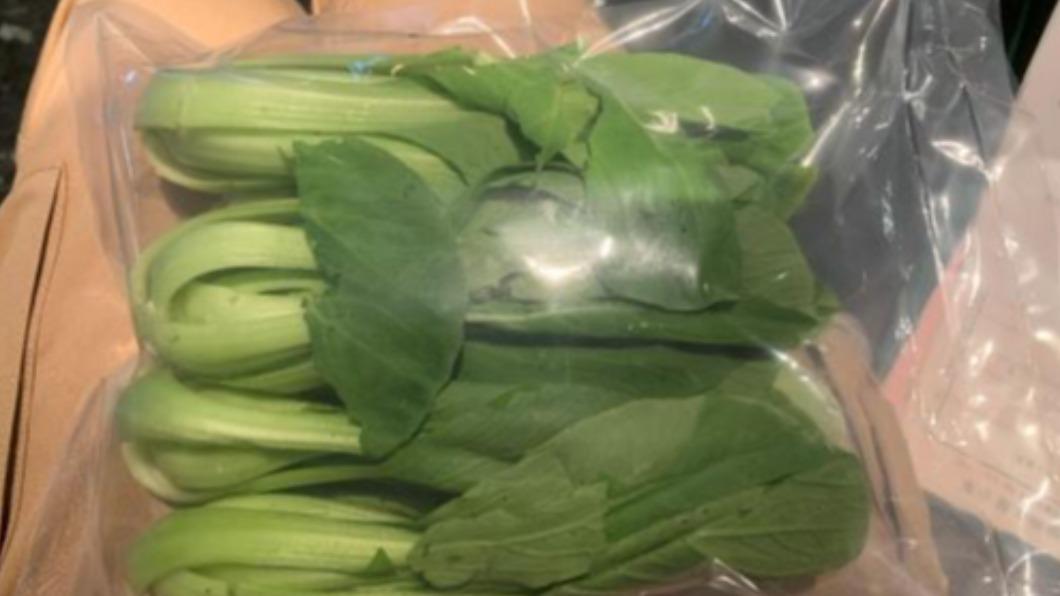 撈王青江菜。（圖／台北市衛生局）