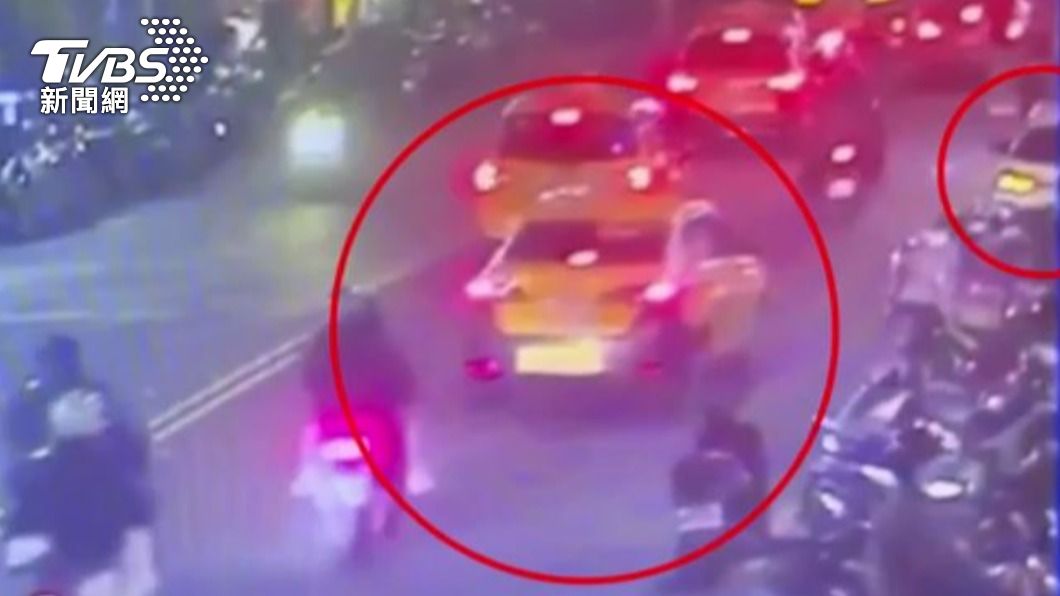 當時轎車先停進停車格，引來小黃運將不滿。（圖／TVBS）