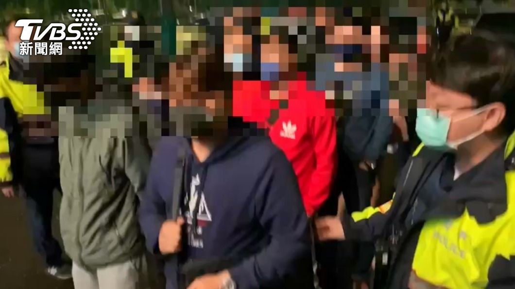 工作人員與24名賭客被警方帶回。（圖／TVBS）