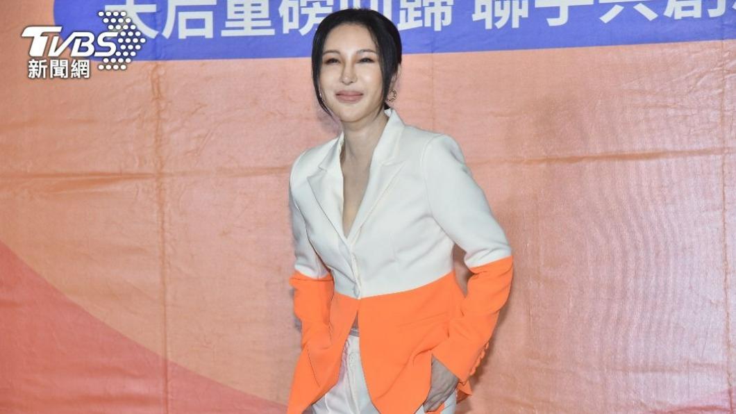 利菁一出場怒摔手機!藝人全嚇瘋 台上大虧黃豪平:是不是心很酸
