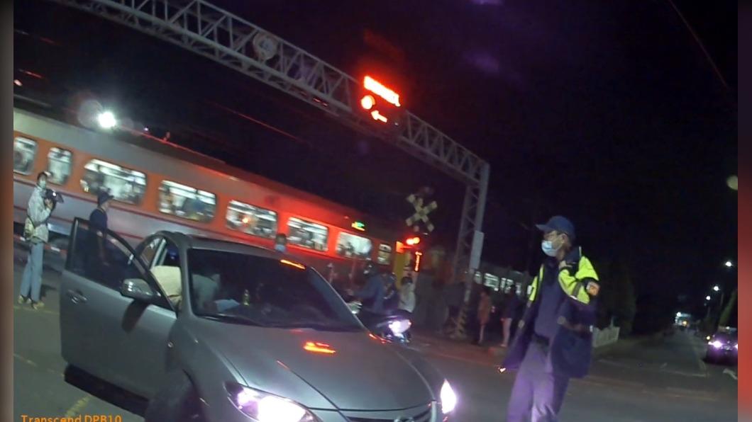車卡鐵軌! 趕列車經過前一刻 眾人合力脫困