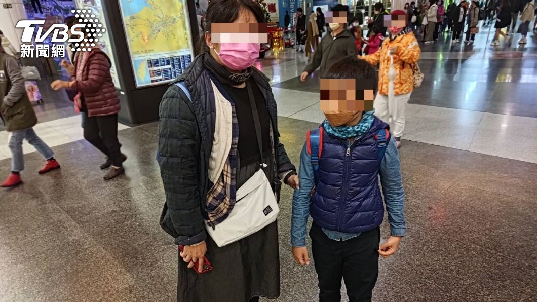 好在男童機警和路人借電話打給媽媽，兩人順利團圓。（圖／TVBS）