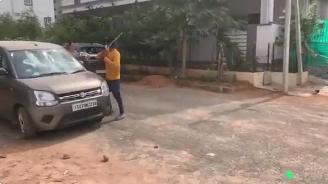 眾人破壞女牙醫的車輛和工作診所。(圖/翻攝自推特R V K Rao_TNIE @RVKRao2)
