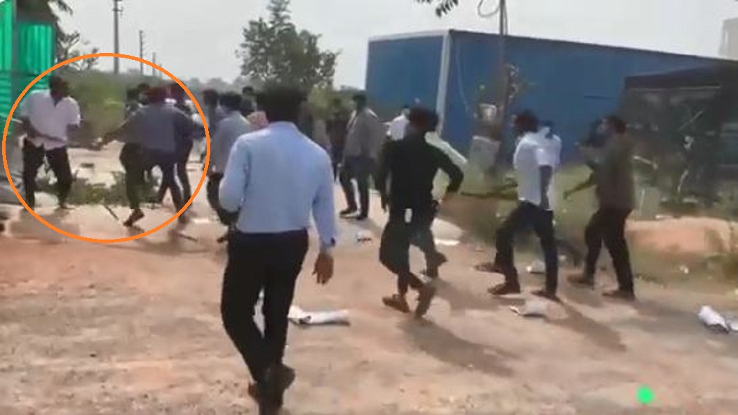 眾人還從裡面拖出一名男子對方試圖反抗結果反遭毆打。(圖/翻攝自推特R V K Rao_TNIE @RVKRao2)