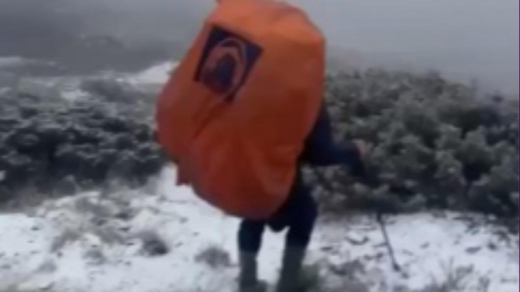 下初雪了!雪山積雪約5公分 山友手機拍下銀白世界