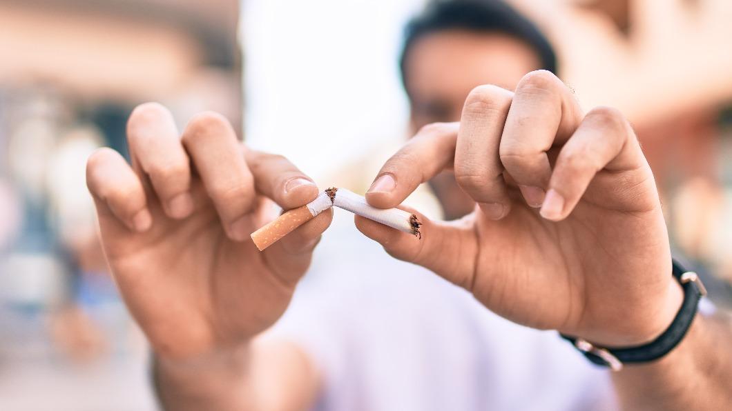 冬天有許多人會為了取暖抽很多菸。(示意圖/shutterstock達志影像)
