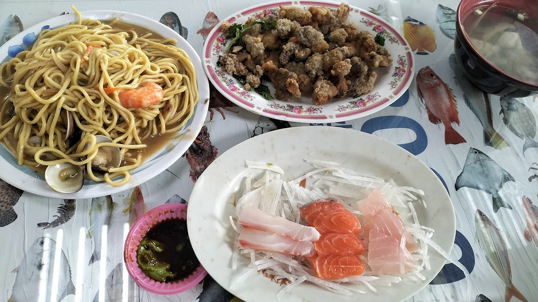 原PO分享自己當天除了點生魚片還有其他菜色。(圖/翻攝自爆怨公社)