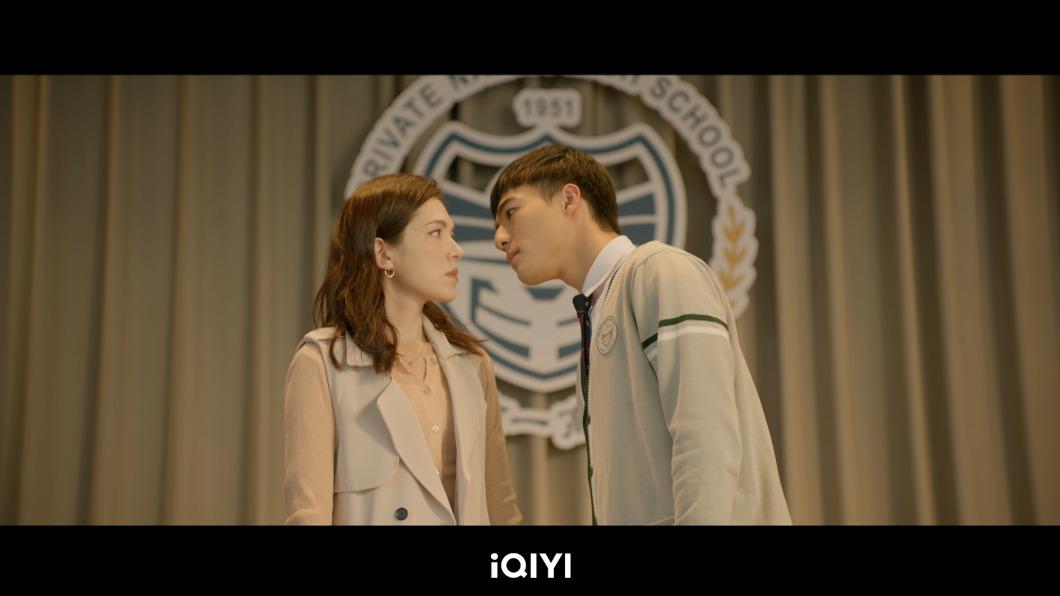 陳昊森在《第9節課》對許瑋甯上演「朝會惡作劇之吻」。（圖／愛奇藝國際站提供）