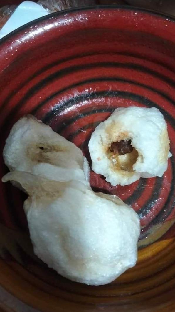 原PO將水晶餃放進微波爐加熱後,結果竟成了炸水餃。(圖/翻攝自「爆廢公社公開版」臉書)