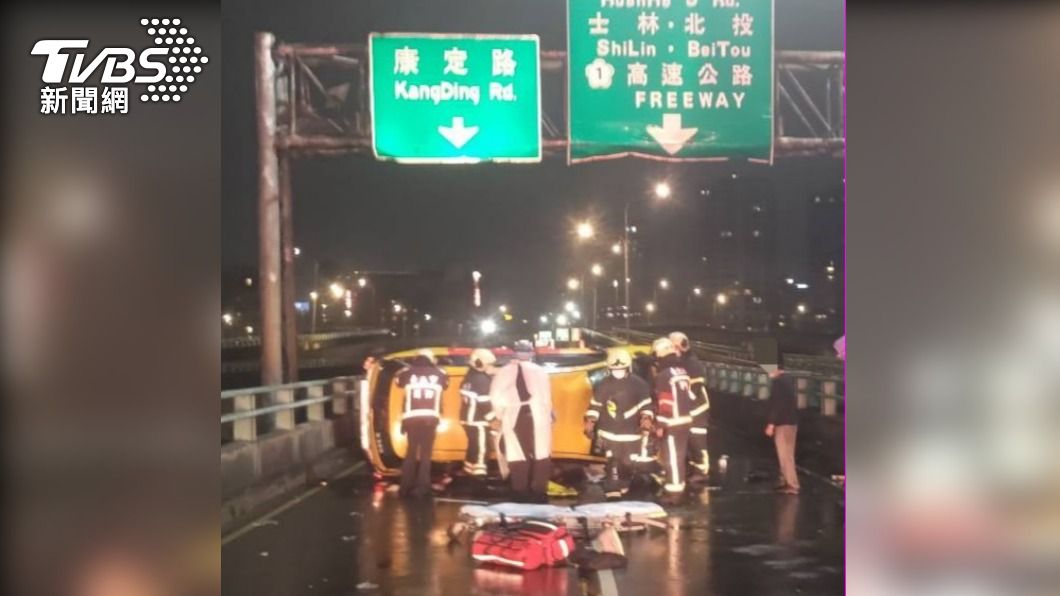 計程車打滑自撞,翻覆在快車道上。(圖/TVBS)