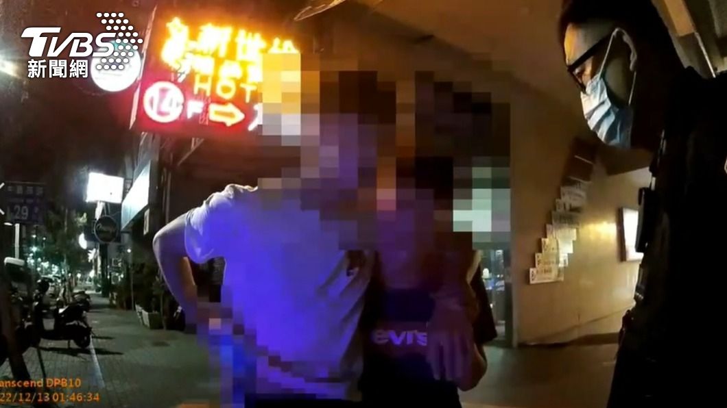 陳男被朋友攙扶到路邊。(圖/TVBS)