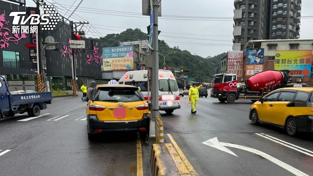 趕著去救援！救護車路口迴轉　計程車沒注意直接撞上去
