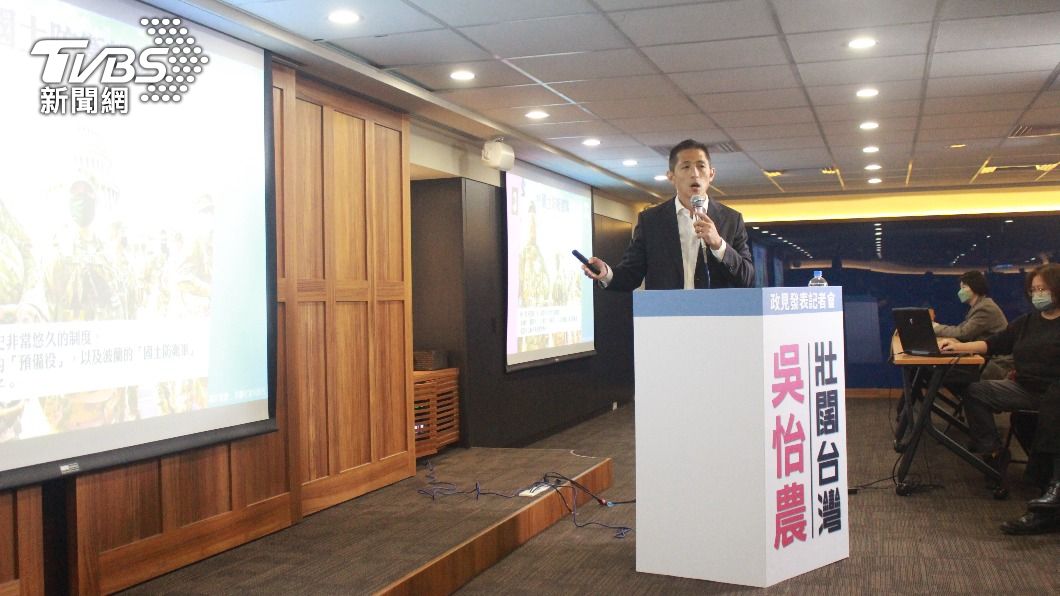 民進黨台北市第3選區立委補選參選人吳怡農公布國防相關政見。(圖/方炳超攝)