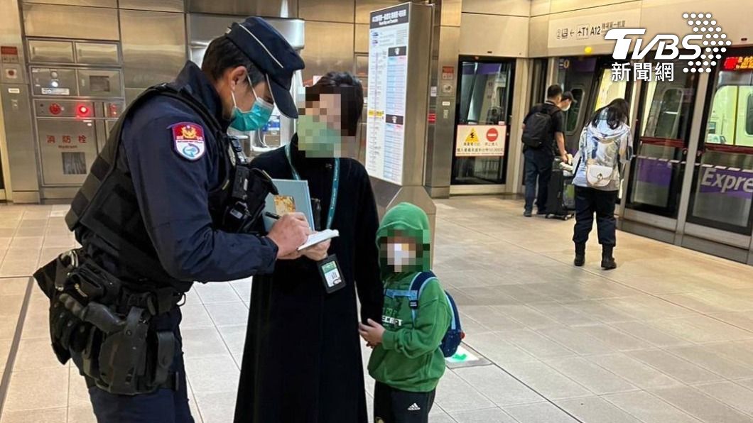 我要媽咪！母子搭機捷被人潮沖散　機靈兒背電話順利團圓