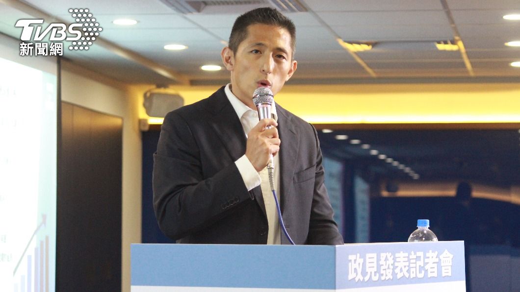 民進黨台北市第3選區立委補選參選人吳怡農上午舉行政見發表記者會，並於會後受訪。（圖／方炳超攝）
