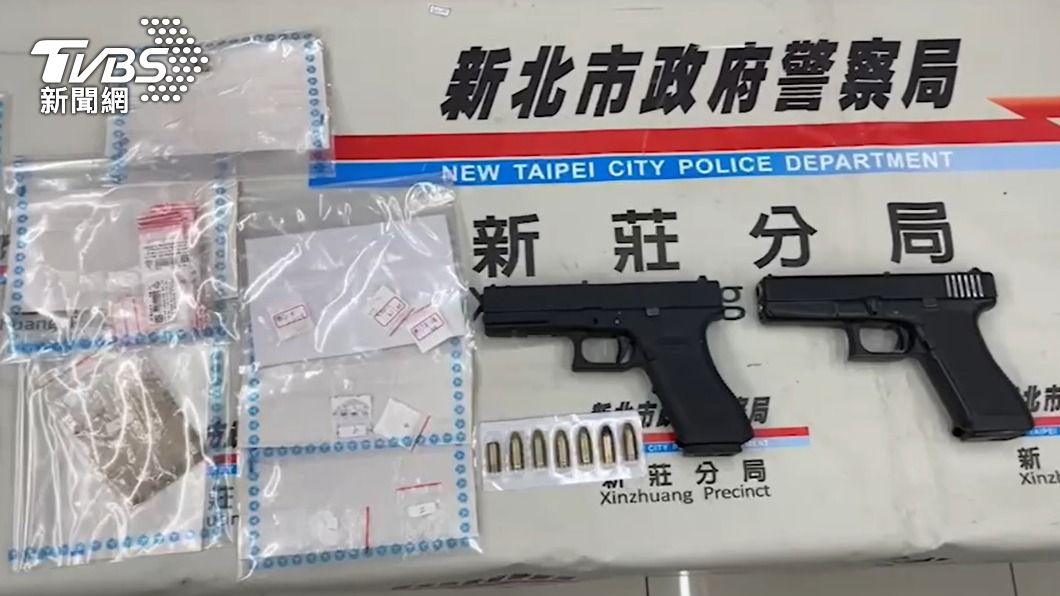 警方查扣2把手槍以及各式毒品。(圖/TVBS)