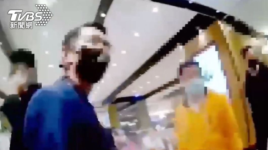 人多不要佔位！信義區百貨美食街2男拉扯　只因一把傘
