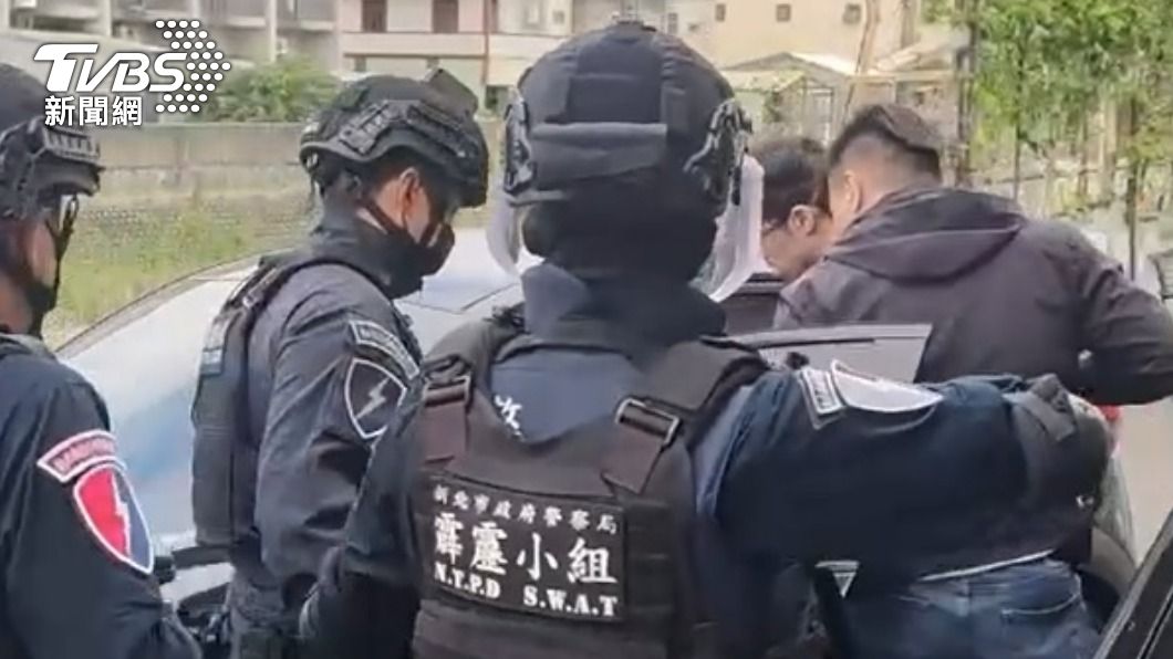 警方荷槍實彈逮捕羅姓男子,當場搗破地下兵工廠。(圖/TVBS)