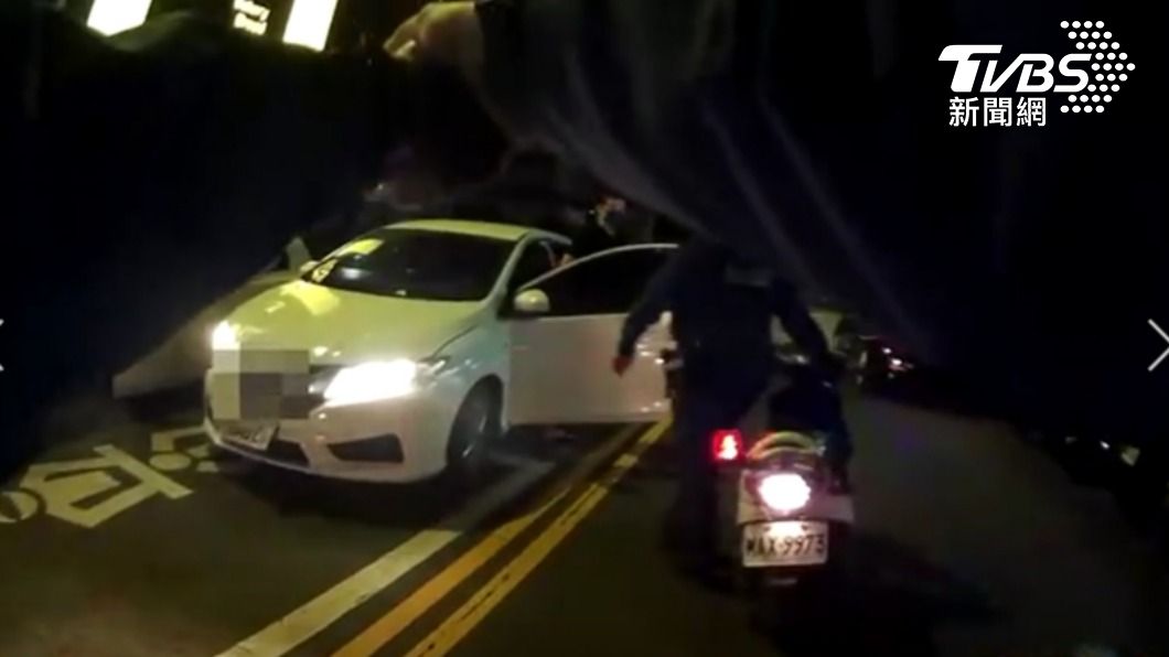 狂飆撞爛機車!警6分鐘堵肇逃毒蟲 拔槍喝令下車