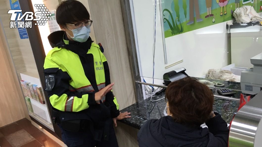 警方提醒婦人可能遭詐，她還說「我有20年股市投資經驗」。（圖／TVBS）