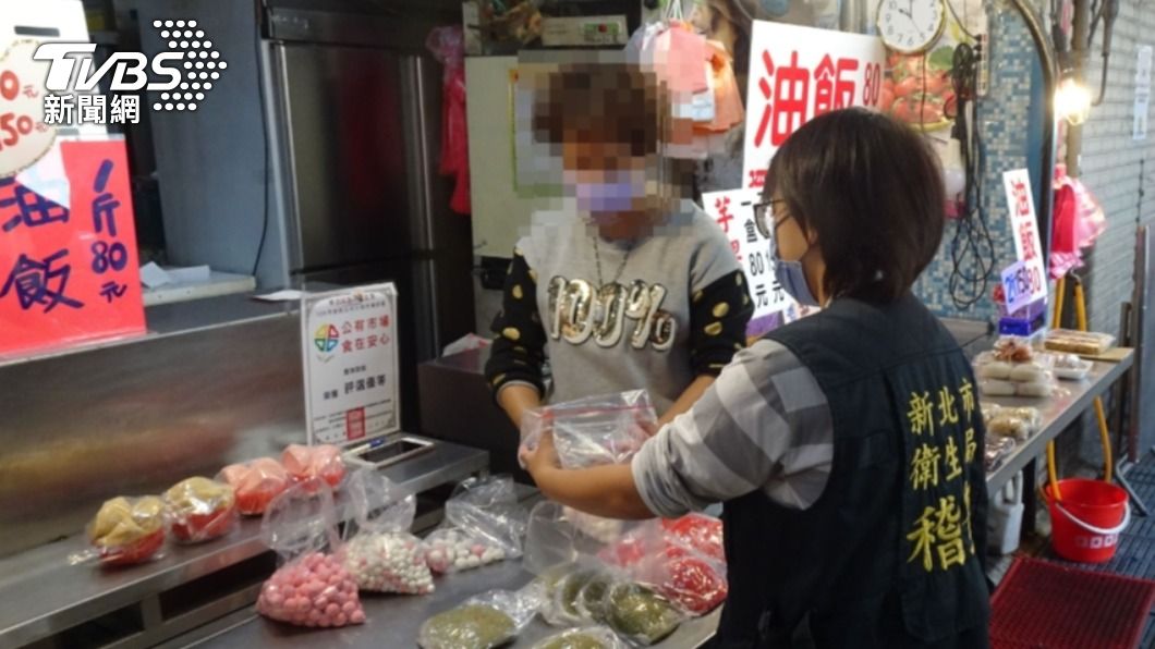 新北市政府衛生局針對轄內餐飲業、傳統市場攤商及超市賣場等地抽驗紅白湯圓與包餡湯圓。(圖/新北衛生局提供)