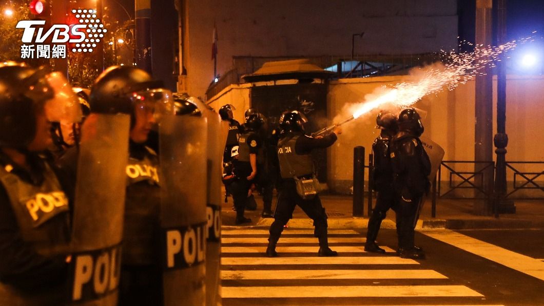 秘魯警方全副武裝驅離人群。(圖/達志影像路透社)