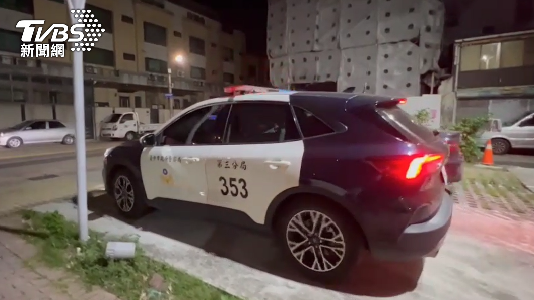 警方火速前往現場僅剩許男一個人在原地。(圖/TVBS)