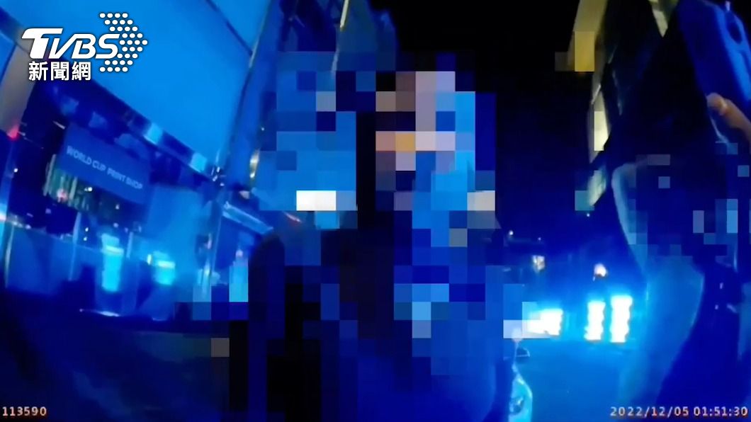 邱女酒駕自撞,當場被警方逮捕。(圖/TVBS)