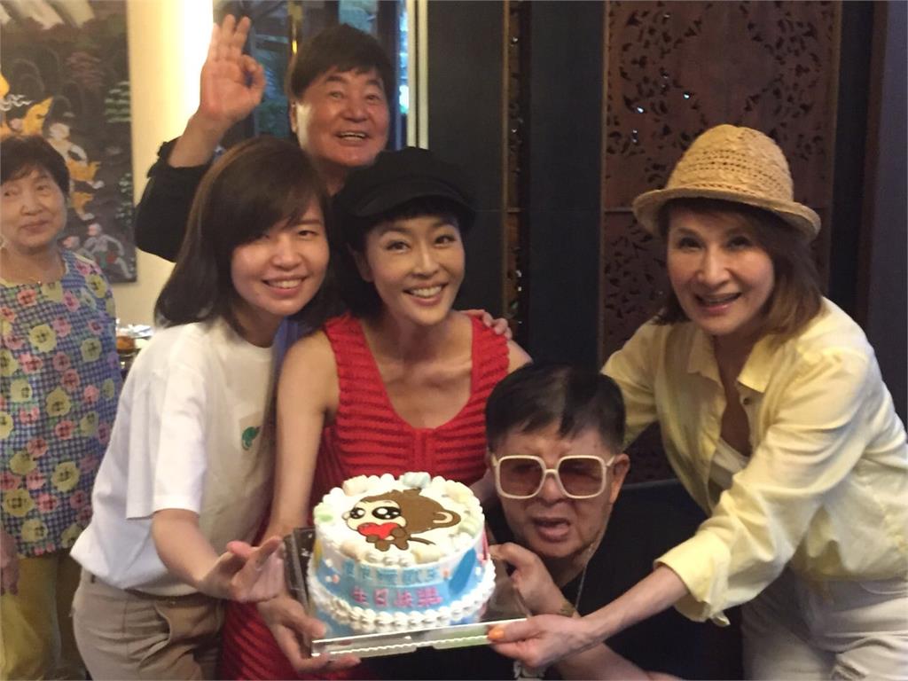林松義(右二)罹患帕金森氏症,近年受病魔折磨。(圖/翻攝自U-Life 台灣優質生命協會臉書)