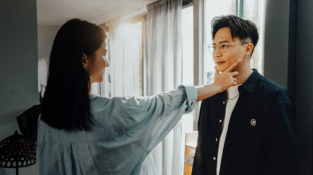 蕭秉治(右)在MV中和女主角飾演個性截然不同的情侶,最終卻走上分手一途。(圖/相信音樂提供)