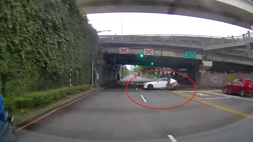 害人不淺！小轎車駕駛違規大迴轉　騎士煞不住追撞慘摔