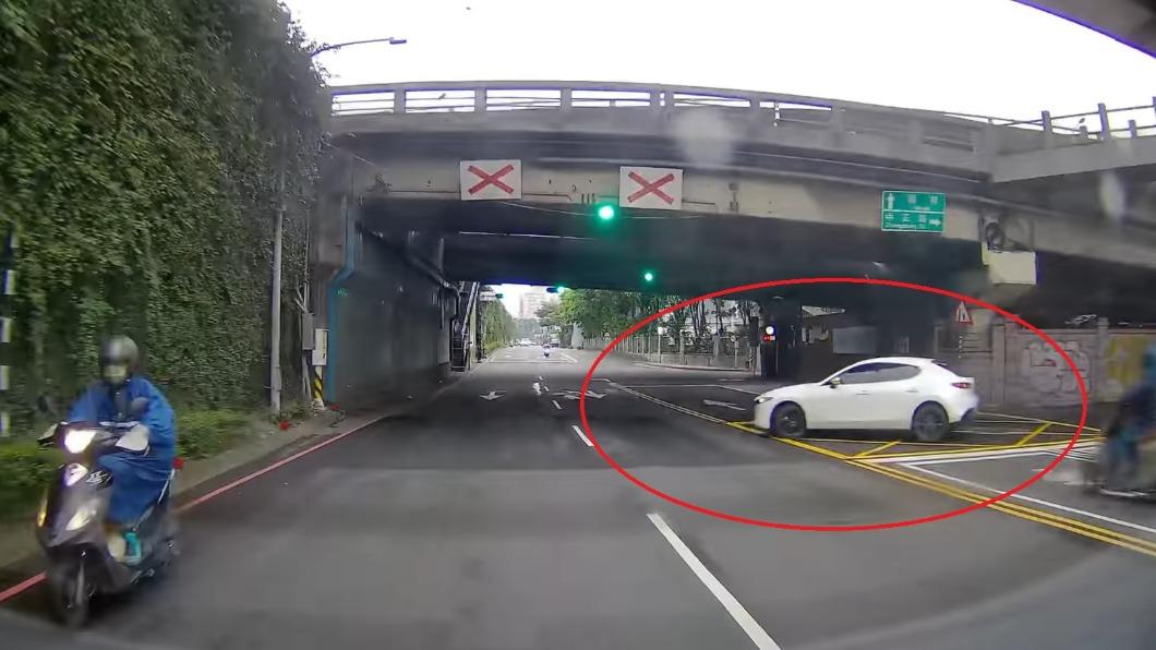 民眾的行車紀錄器拍下小轎車違規迴轉。(圖/翻攝愛新莊我是新莊人FB)
