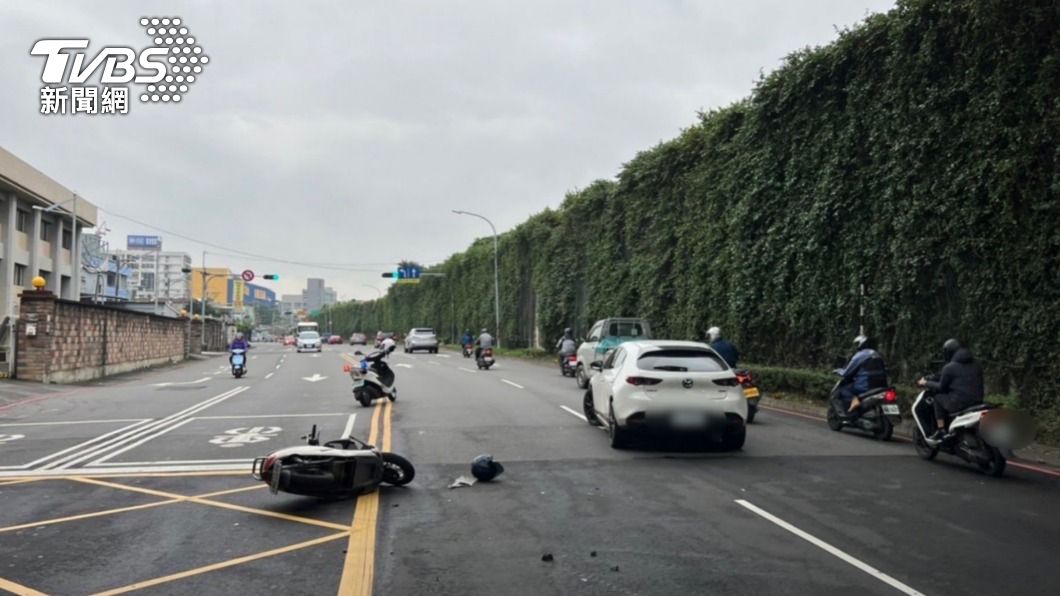 小轎車違規迴轉,害後方騎士追撞慘摔。(圖/TVBS)