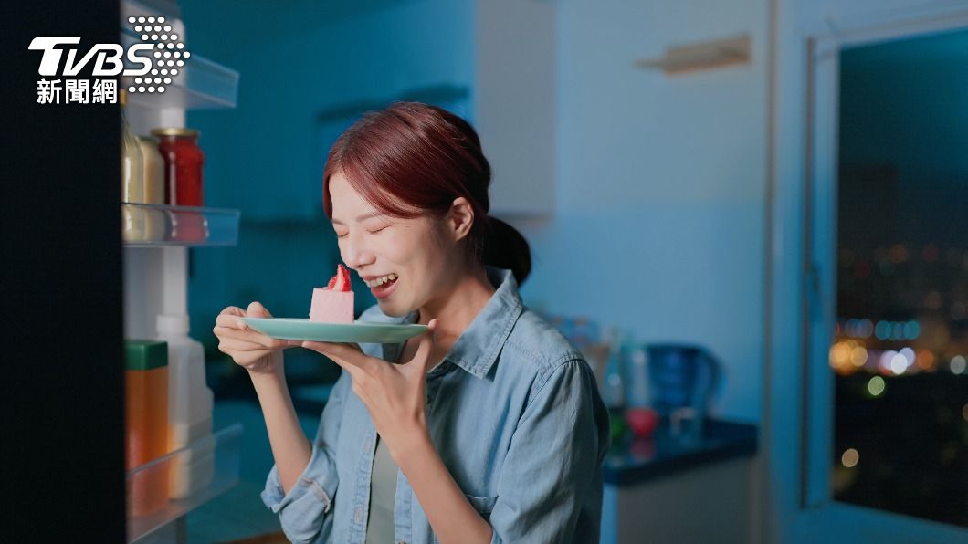 半夜餓不是真的!營養師揭「假性飢餓」3症狀:壓力產生