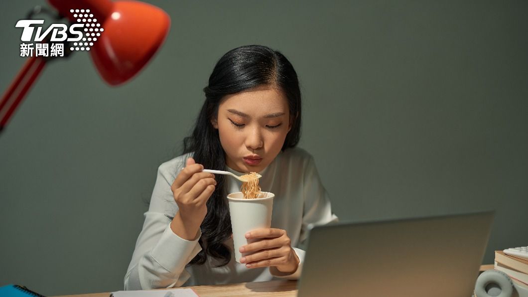 深夜進食會使人們的新陳代謝變慢。（示意圖，非當事人／shutterstock達志影像）
