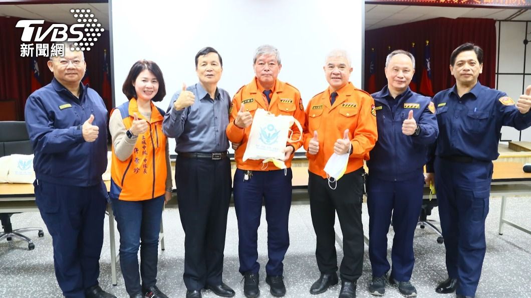 警分局特別感謝民間義交、志工幫忙,一起維護轄區治安。(圖/TVBS)