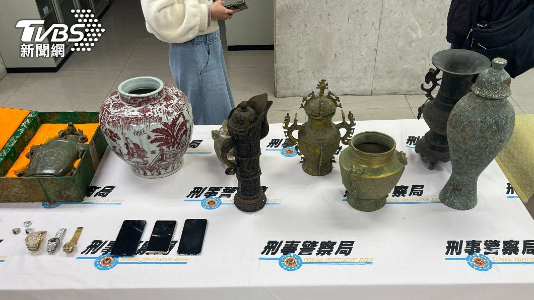除了古董收藏品,被害人的名錶也遭竊。(圖/TVBS)
