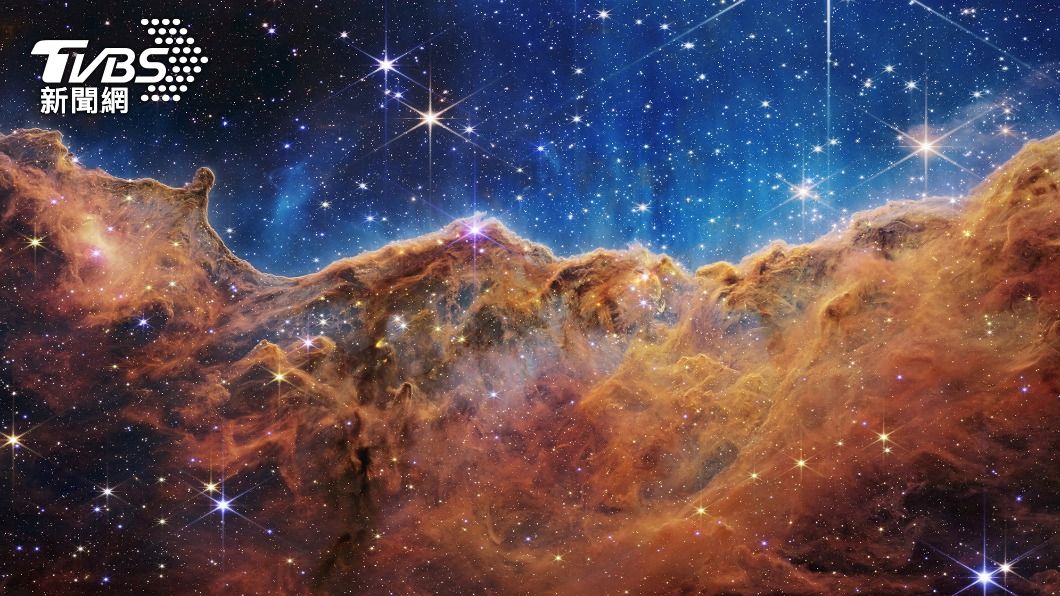 韋伯望遠鏡下所拍攝到的船底座星雲西北邊一顆恆星的氣腔邊緣,因為外型酷似懸崖,因此又被稱作「宇宙懸崖」。(圖/達志影像路透)