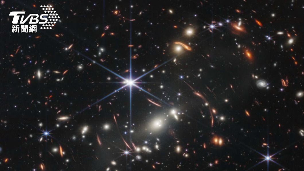 韋伯望遠鏡所拍攝的人類史上能看見的宇宙最深處「SMACS 0723星系團」。(圖/達志影像美聯)