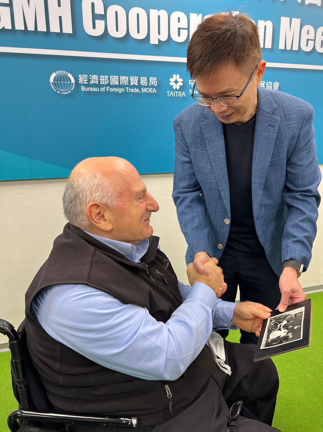 貿協董事長黃志芳,與GEV創辦人Necdet Ozturk,共同合作協助全球身障人士。(圖/貿協提供)
