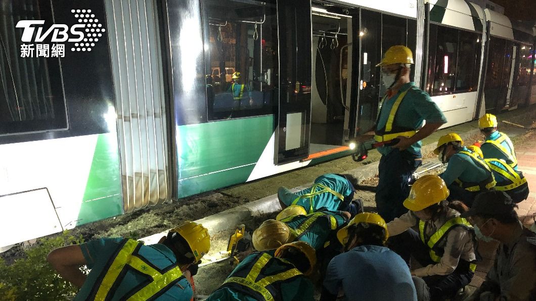 高雄輕軌又出事 「草皮太高」捲車底拋錨、50人被清車