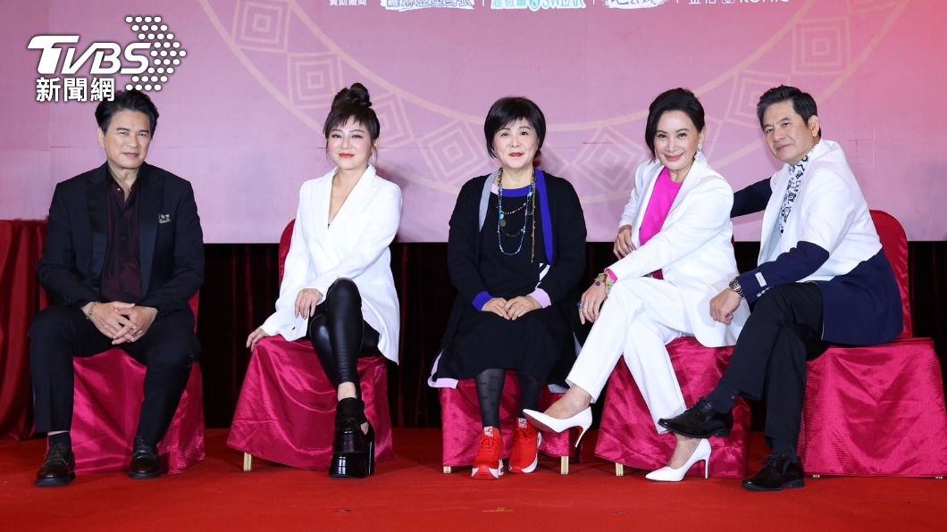 左起李興文、王彩樺、劉秀雯、陳亞蘭、洪都拉斯。(圖/黃城碩攝)