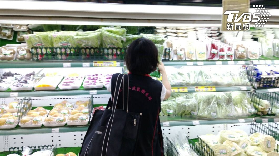 稽查人員於各場域採檢蔬果農藥殘留(畫面提供:高市衛生局)