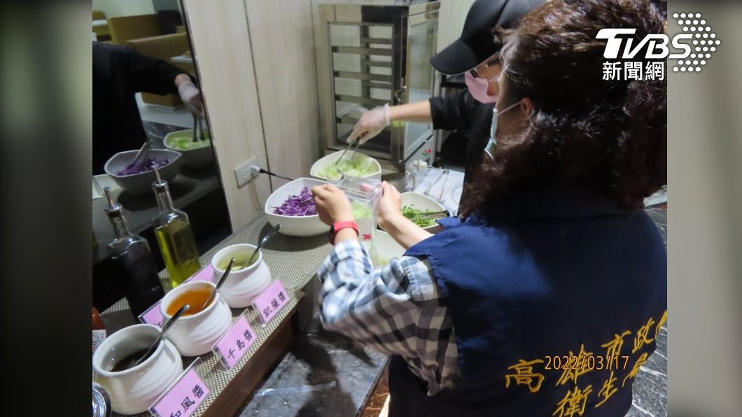 稽查人員於各場域採檢蔬果農藥殘留(畫面提供:高市衛生局)
