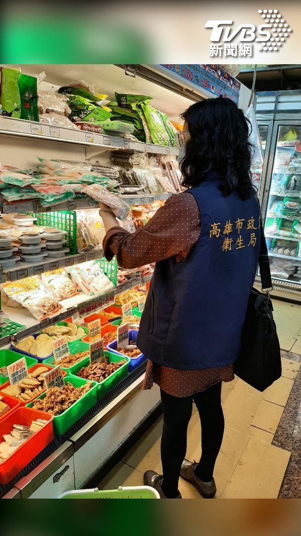 稽查人員於各場域採檢蔬果農藥殘留(畫面提供:高市衛生局)