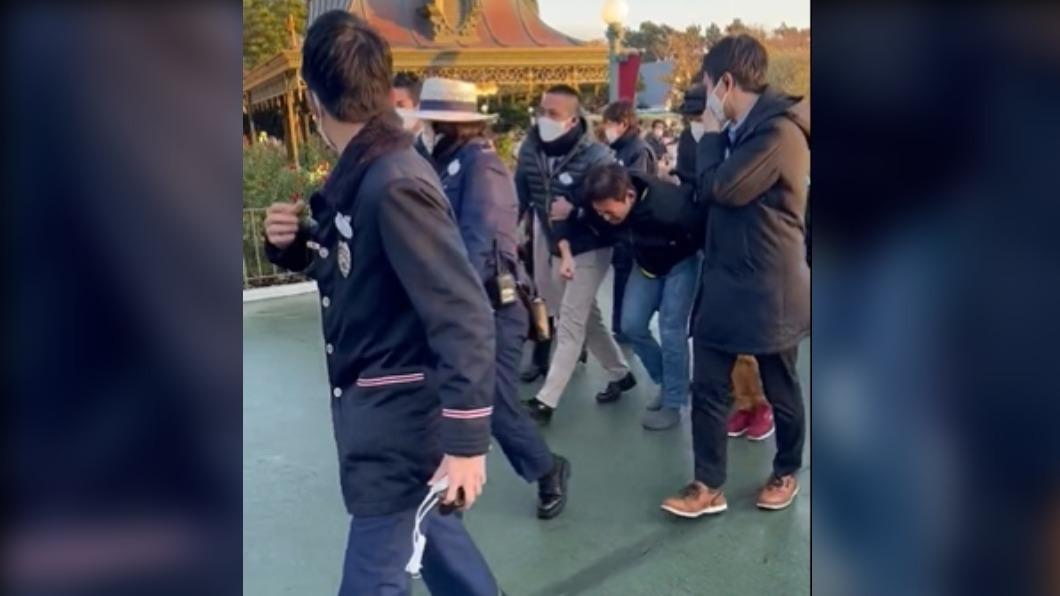 警方到場後立刻將人帶離現場。（圖／翻攝自@OUTofDEEPTwitter）