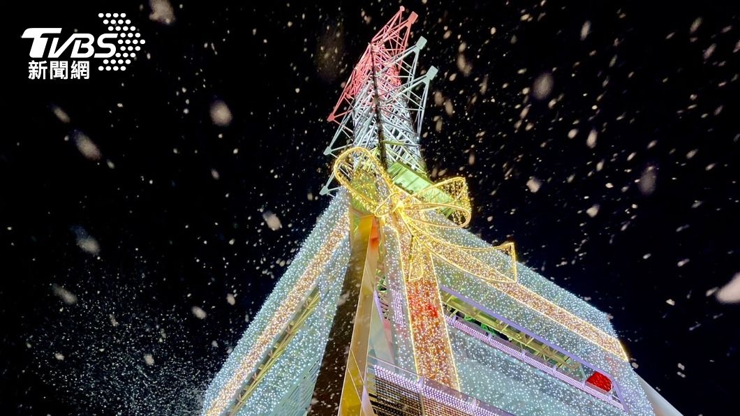 高雄飄雪了!全台最大禮物盒「光之塔」夢幻亮燈